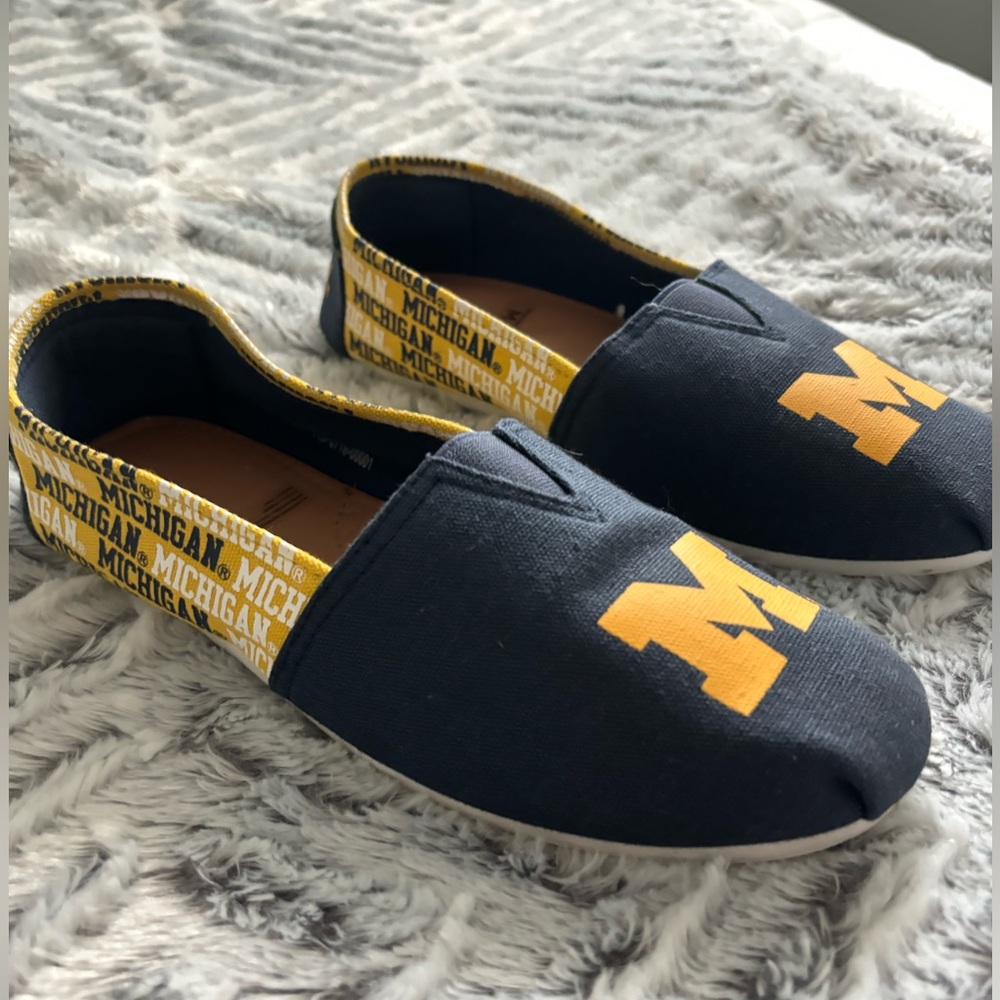 NWOT Michigan Wolverines U of M canvas flats shoes blue yellow Women medium 7/8